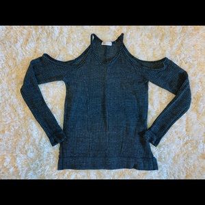 dark grey open shoulder long sleeve top!! ⁣⁣⁣